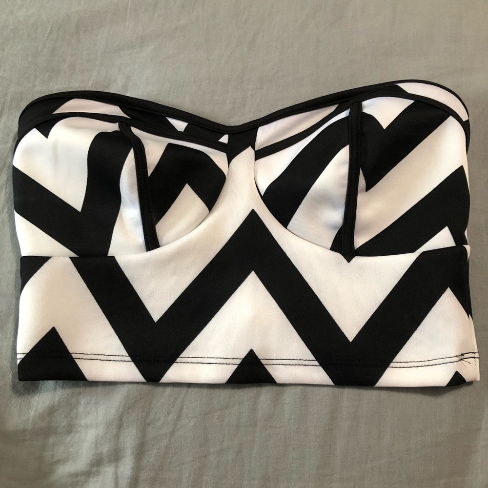 Charlotte Russe Black & White Chevron Crop Top